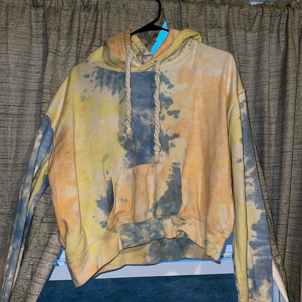 Cropped tie dye hoodie with front pocket